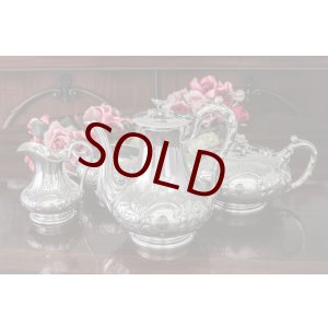 画像: シルバープレート　ヴィクトリアン　お花の摘み、樹葉の彫刻が華麗な ティーコーヒー4点セット 