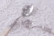 画像4: アンティークシルバー、アンティーク銀器、シルバープレート製　ヴィクトリアン 白蝶貝ハンドル　手彫りのお花　美装飾　ジャムスプーンセット 