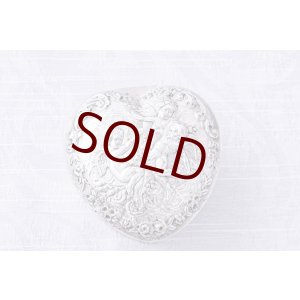 画像: アンティークシルバー、アンティーク銀器、純銀製（925）マッピン＆ウェッブ　エンジェルの手彫り彫刻　ハート形　ジュエリーケース