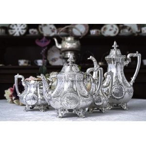 画像: アンティークシルバー、アンティーク銀器、純銀製（925）1849年 特級   お花の彫刻がエレガントなティー＆コーヒー4点セット