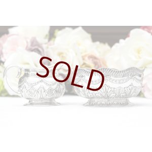 画像: アンティークシルバー、アンティーク銀器、純銀製(925)　1882年　アカンサスとリボンガーランド装飾　バチェラーサイズ　シュガーボウル & クリームジャグ