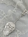 画像4: アンティークシルバー、アンティーク銀器、純銀製(835)  ドイツ製 ヒルデスハイムローズ 透かし細工 お花とスクロール装飾のケーキサーバー 