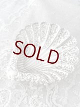 画像: アンティークシルバー、アンティーク銀器、純銀製（925）アトキンズブラザース   美しいハンドチェイシングと透かし細工　シェル型　ディッシュ
