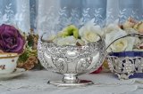 画像: アンティークシルバー、アンティーク銀器、純銀製(925) 1900年 美しい縁周りの透かし細工 花とスクロールの打ち出し彫刻 ボンボンディッシュ