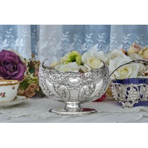 画像: アンティークシルバー、アンティーク銀器、純銀製(925) 1900年 美しい縁周りの透かし細工 花とスクロールの打ち出し彫刻 ボンボンディッシュ