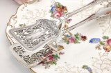画像: アンティークシルバー、アンティーク銀器、純銀製(925) 1901年 繊細な透かし細工 貝とスクロールのハンドル　サービングトング