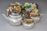 画像: アンティークシルバー、アンティーク銀器、純銀製（925)  1893/4年　ガーランドとビーズ装飾が美しい バチェラーサイズ　ティー3点セット