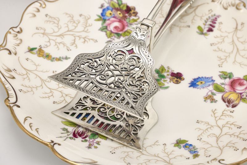 画像1: アンティークシルバー、アンティーク銀器、純銀製(925) 1911年エレガントな透かし細工　サービングトング