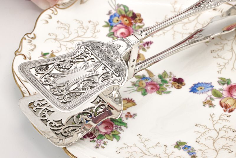画像1: アンティークシルバー、アンティーク銀器、純銀製(925) 1901年 繊細な透かし細工 貝とスクロールのハンドル　サービングトング
