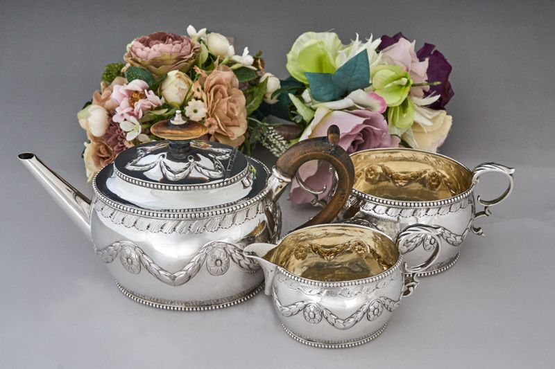 画像1: アンティークシルバー、アンティーク銀器、純銀製（925)  1893/4年　ガーランドとビーズ装飾が美しい バチェラーサイズ　ティー3点セット